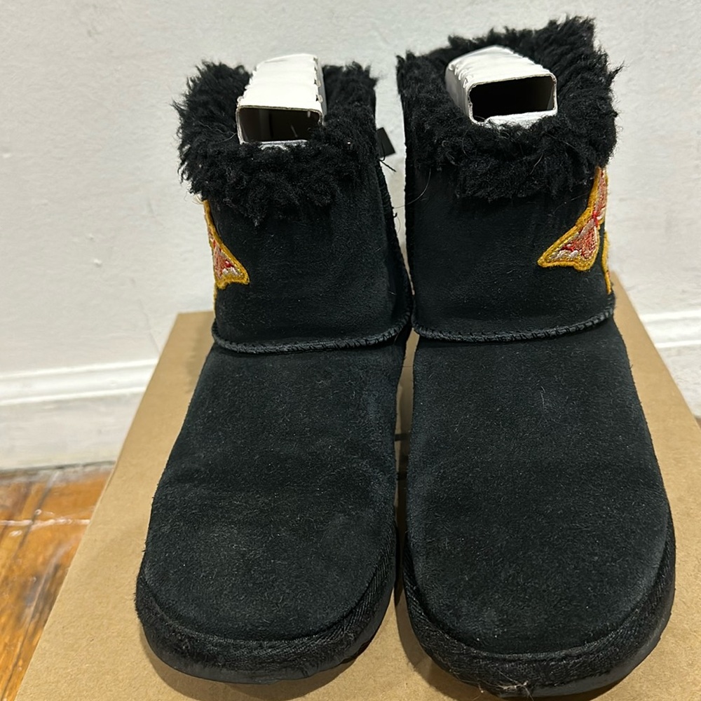 Ugg k mini bailey bow 2 butterfly size 4